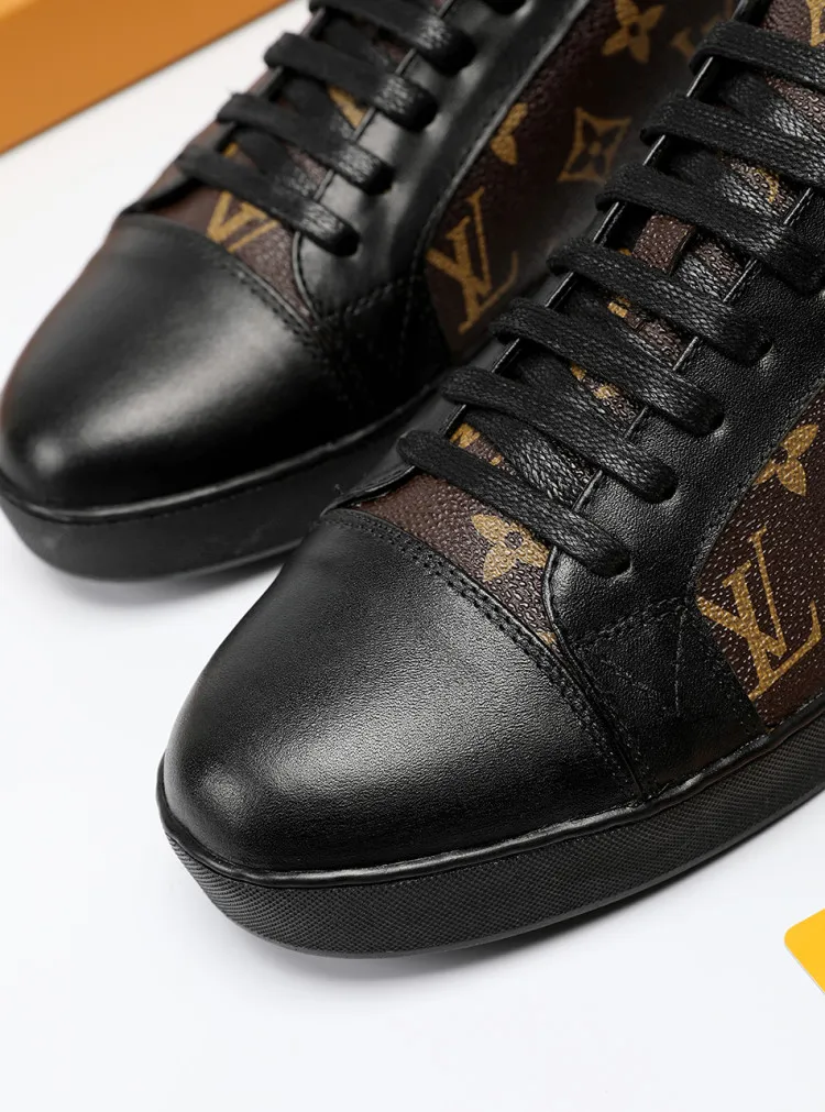 Factory price: 360💰LV official website popular series🔥🔥: 2 production, selected high-end imported cowhide, sheepskin lining sheepskin pads, paired with Louis Vuitton Monogram Ecli men's shoes 💰se canvas and pure black rubber soles, the ultimate simple design, the perfect interpretation of the latest inspiration for shoes, the integration of classics and fashion, high-end quality, worthy of your possession. The bottom car line will never be unglued🏆🏆🏆Welcome all sellers to sell in the picture above. We can send one piece on behalf of you. The code number is 38-44 (45 codes can be customized)